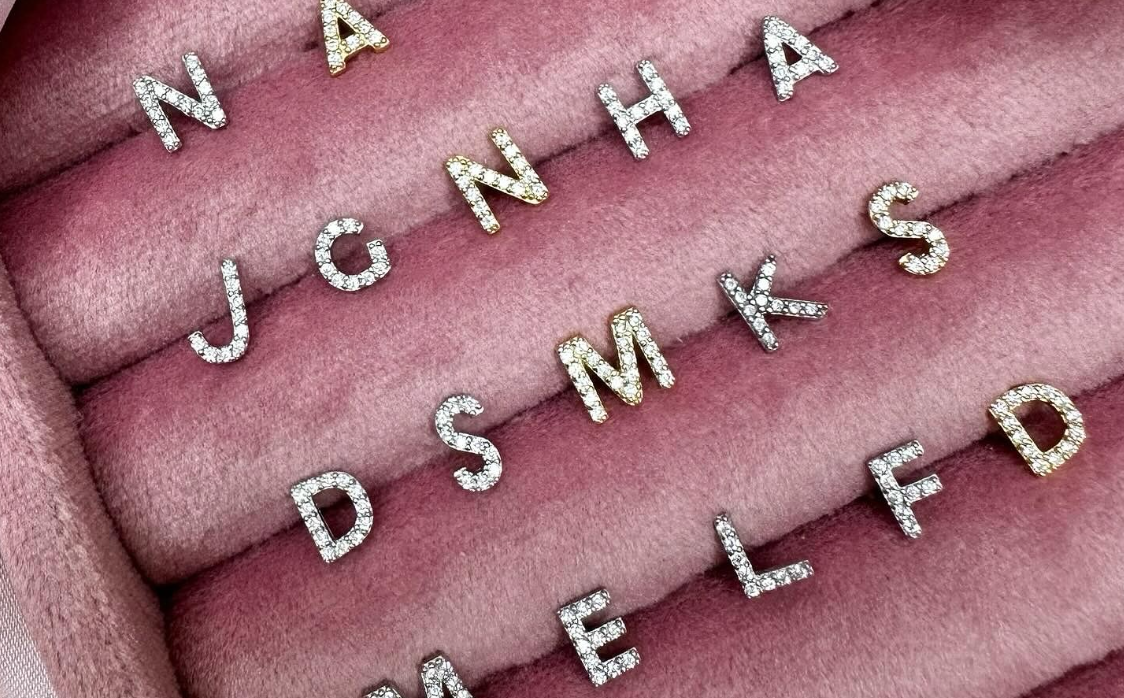 Poklon koji nosi priču: Moć personalizovanog nakita